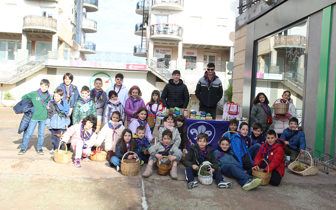 Venta de muérdago por parte de los Scouts de Alcañiz. En la imagen, todo el grupo tras dos jornadas intensas/ B.Severino