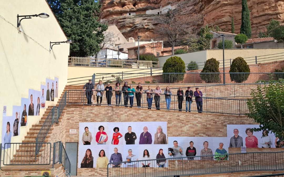 ‘Semblanzas, la riqueza de la diversidad’ la componen una treintena de retratos de vecinos de Alcorisa. / DGA