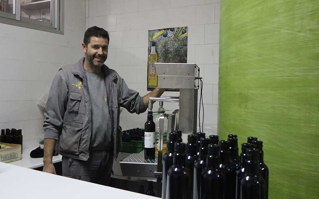 El gerente de la empresa Gil Egerique, este jueves, embotellando aceite en su almazara / Alba Zurita