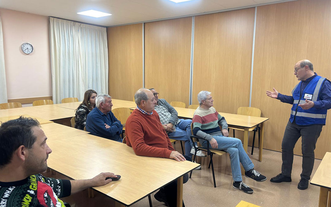 Instantes de la charla informativa impartida por AFPES. / S.C.