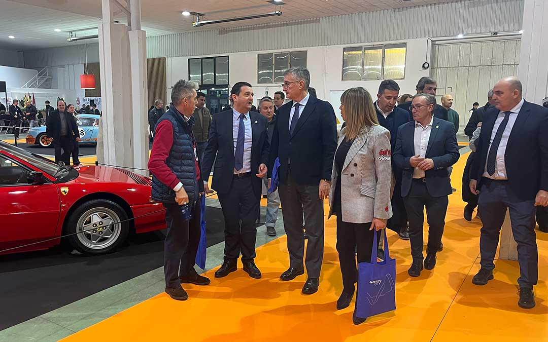 Autoridades visitando Autoclassic este viernes por la tarde / L.C.