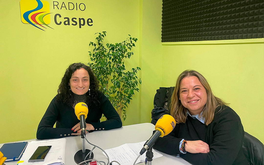 Mireia Bondía y Virginia Rufín en Radio Caspe./ S.F.