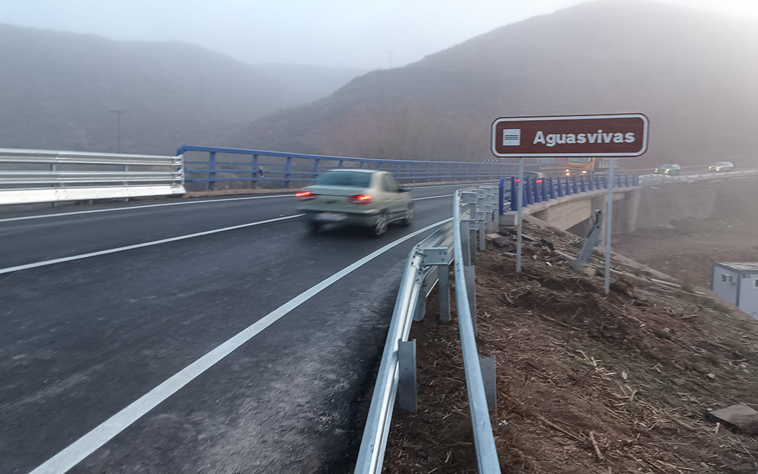 El puente de la N-232 en Azaila este jueves a primera hora de la tarde con los dos carriles abiertos. / La Comarca