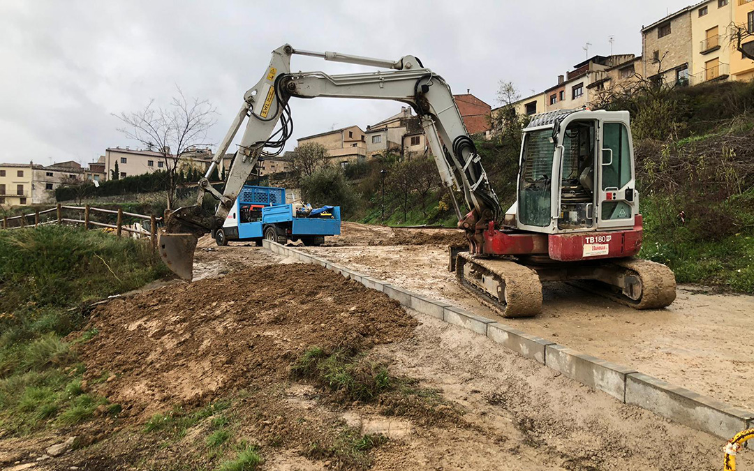 Obras de reacondicionamiento de la zona de aparcamiento de Calaceite./J.M. Monclús