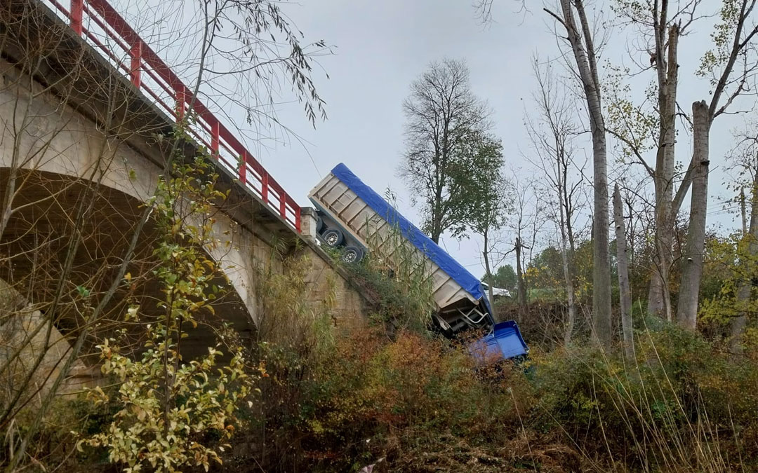 El vuelco del camión se ha producido en la A-225, entre Aguaviva y Mas de las Matas./ L.C.