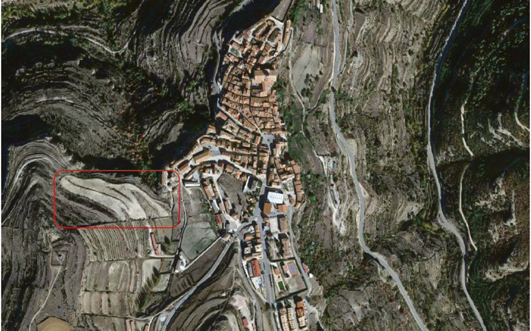 Zona que se recalificará, el paraje La Solanilla, de orografía montañosa y cerca del pueblo / Udda Arquitectura