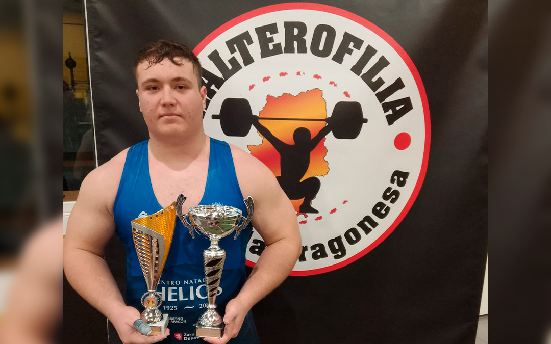 Carlos Magallón tras el campeonato con los trofeos./ C.M.