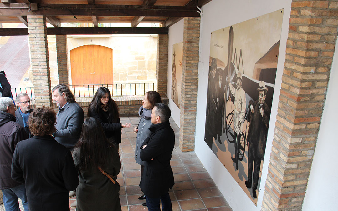 Momentos de encuentros entre la familia de Argentina y Caspe ante el mural a José González Camó. / B. Severino