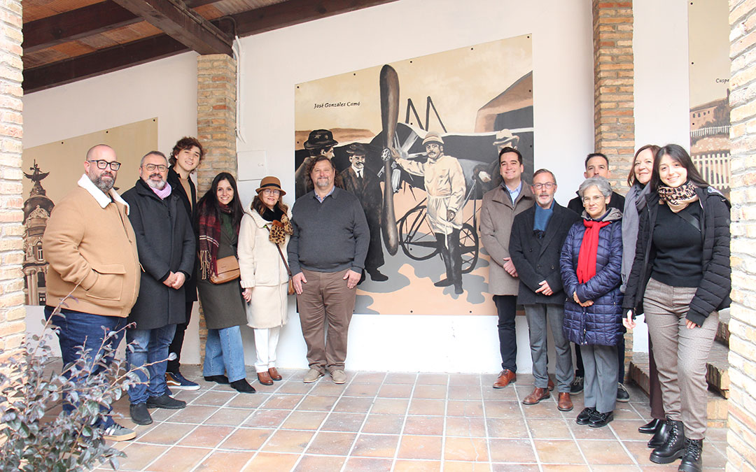 Los descendientes de González Camó, junto a autoridades municipales de Caspe, el CECBAC y el autor de la pintura, José Antonio Pérez Sancho. / B. Severino