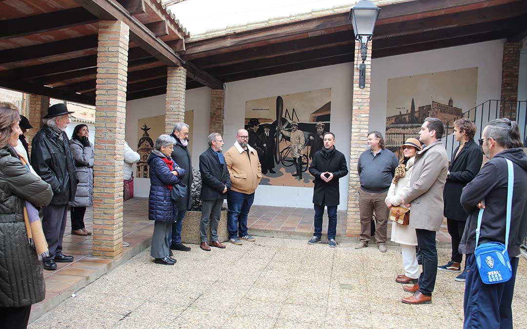 Amadeo Barceló, historiador y presidente del CECBAC, dio la bienvenida al acto en el que también intervino la alcaldesa y el autor, además del nieto del protagonista. / B. Severino