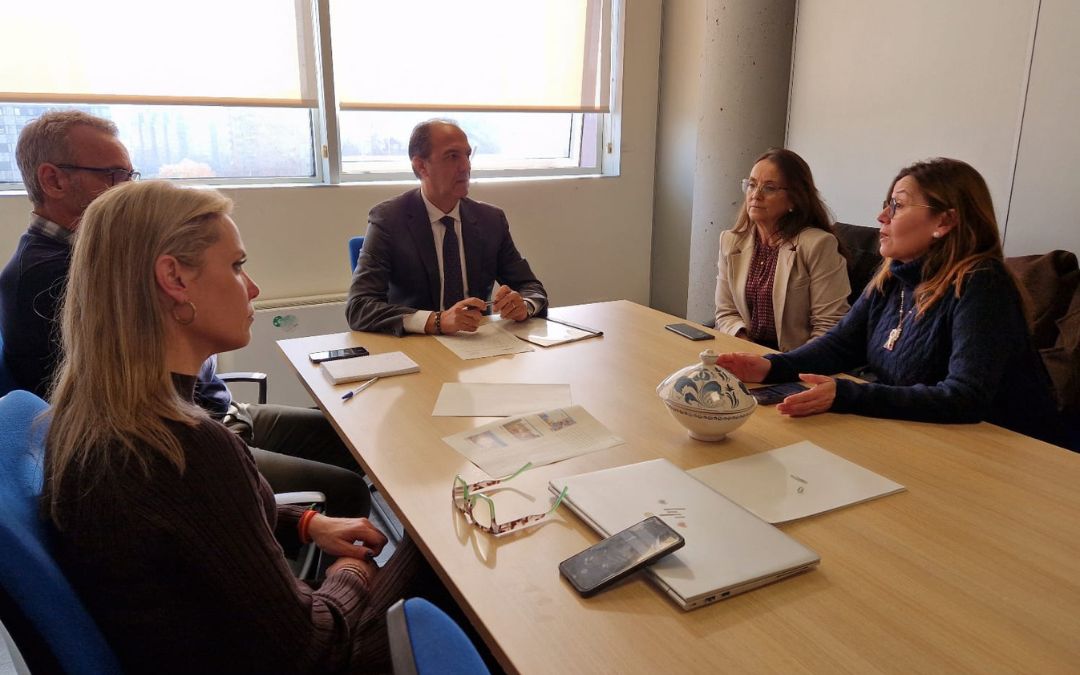 Reunión entre DGA y el Ayuntamiento de Caspe en torno al proyecto de ampliación del centro de salud caspolino./ Ayto. Caspe