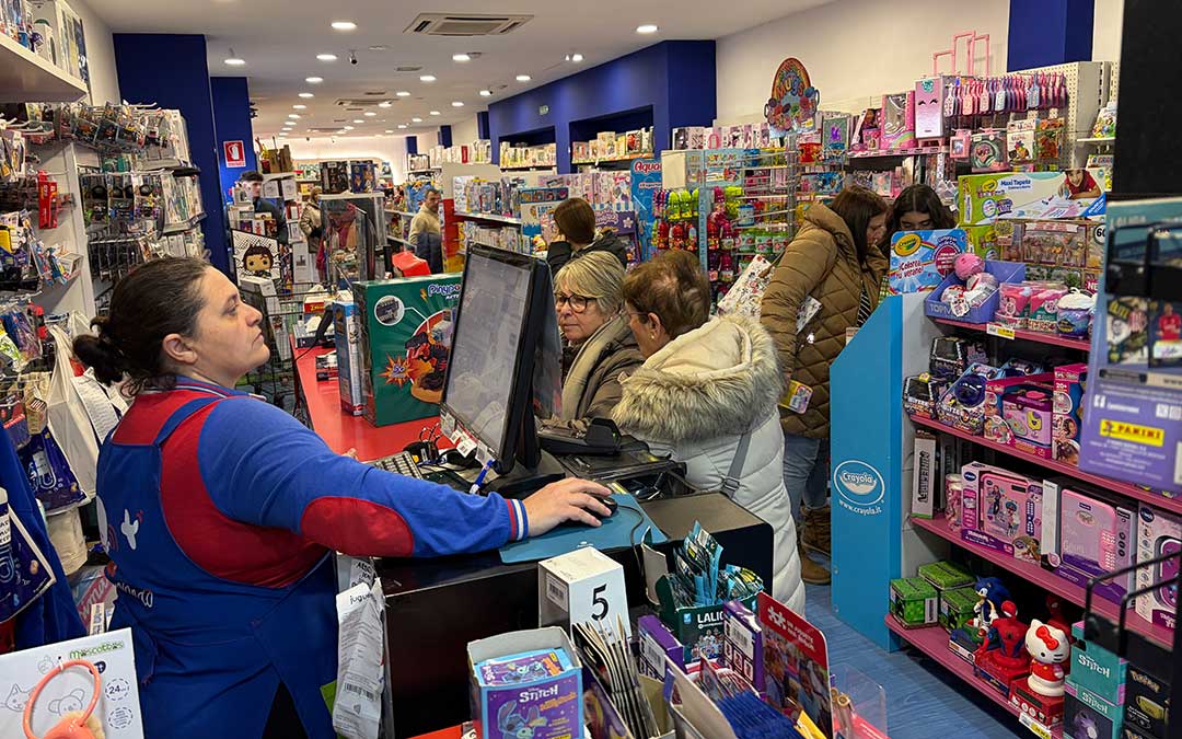 Lleno en Juguettos de Alcañiz para comprar los últimos regalos de Navidad el martes. / A.Z