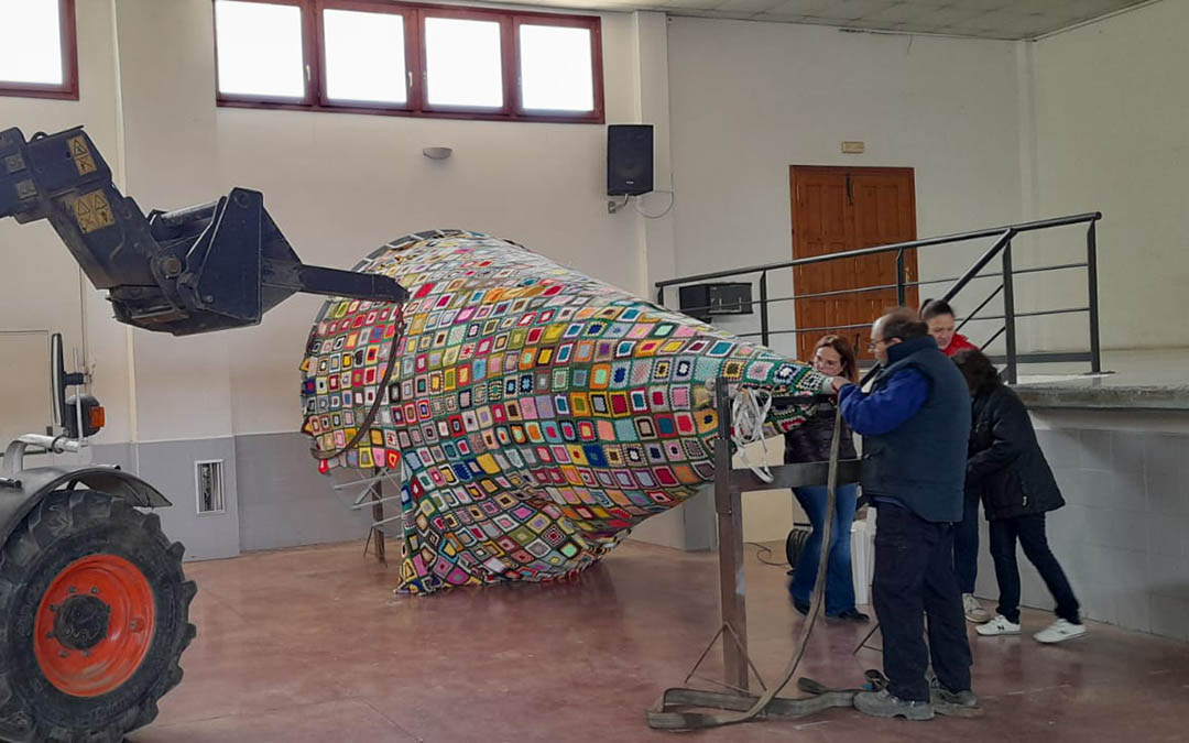 Árbol de Crochet de Cretas, realizado por las mujeres de la Asociación Ilercavónia./A.LL.