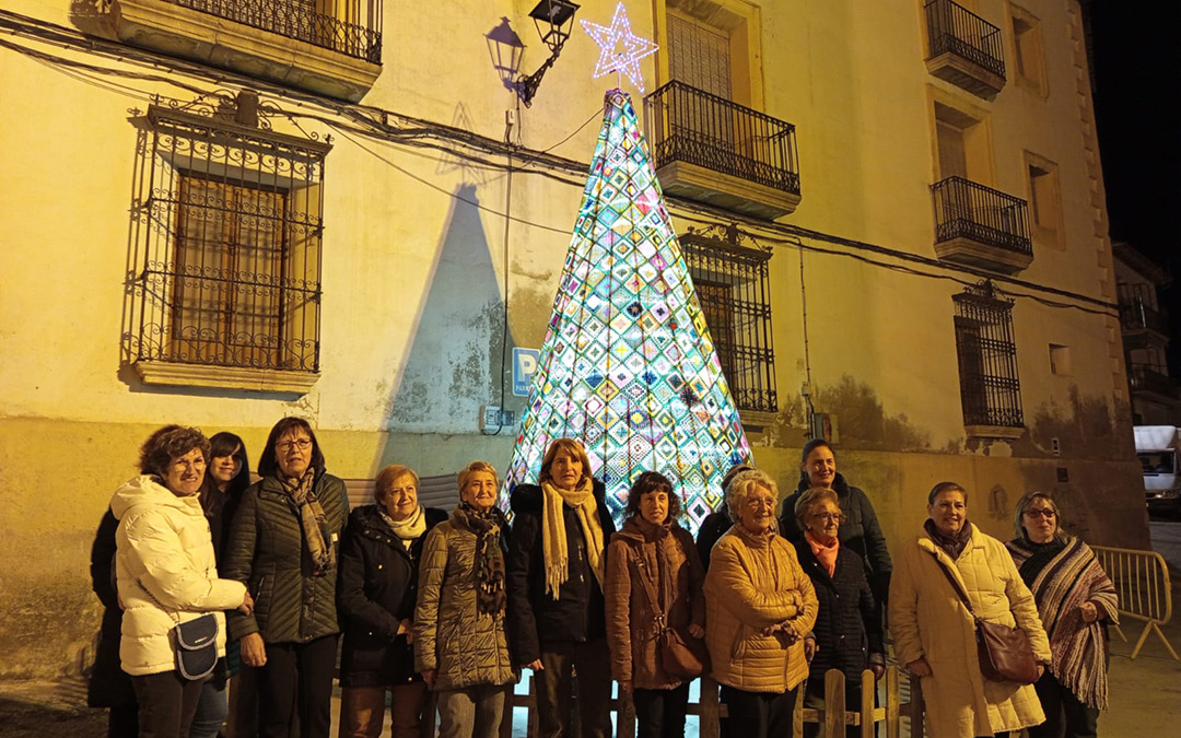 Las artífices del Árbol de Crochet de Cretas, pertenecientes a la Asociación Ilercavónia, en el encendido del mismo./M.J. Salvador