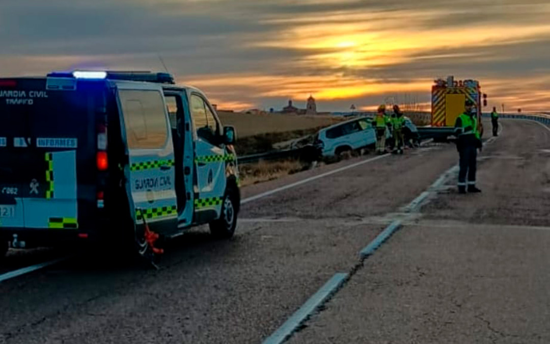 El conductor y único ocupante del vehículo se salió de la vía por el margen izquierdo en un tramo recto y chocó contra la valla de protección de la carretera. /Guardia Civil