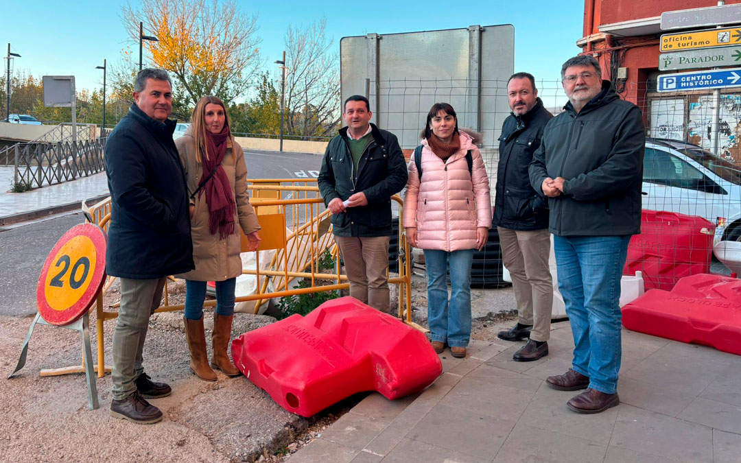 Parte de la corporación posa ante la zanja en la calle Mayor. El abandono es tal que del agujero brotan malas hierbas./ M.M.R.
