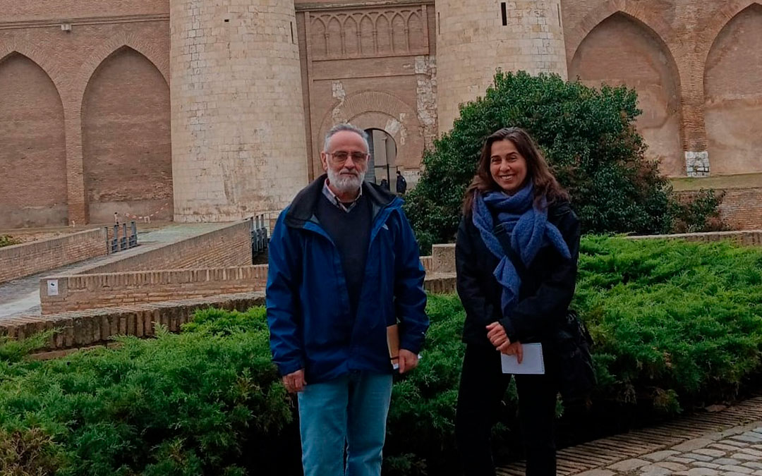 Javier Oquendo y Ana Cortés, este jueves, delante de las Cortes de Aragón / Plataforma