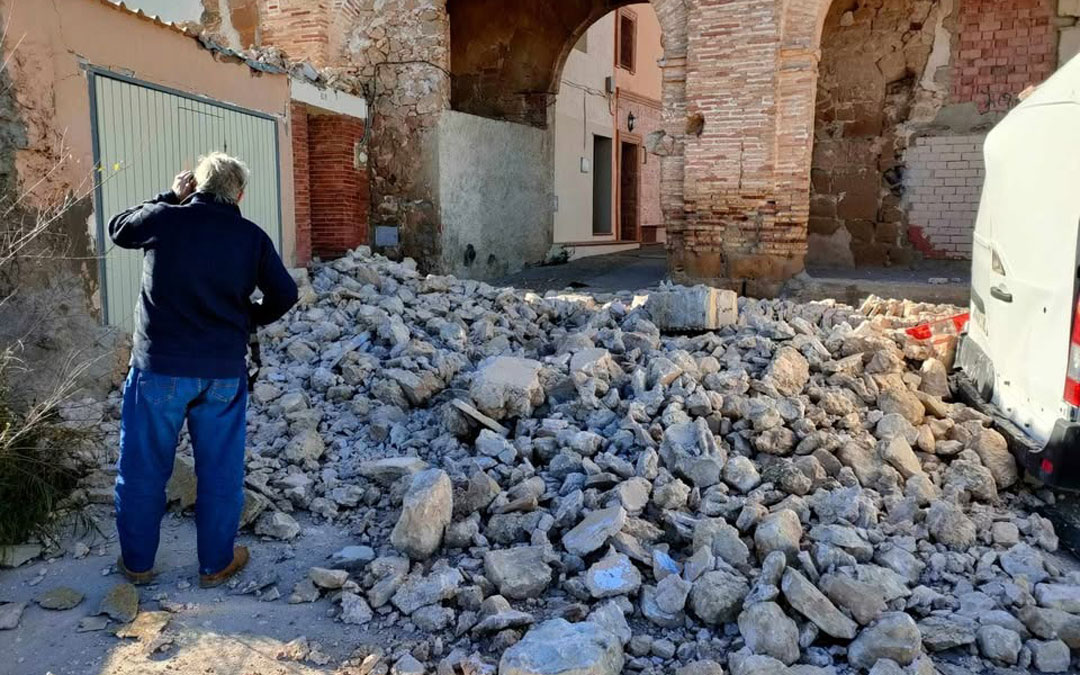 Parte de los cascotes que dejó el desprendimiento del Castillo./ L.C.