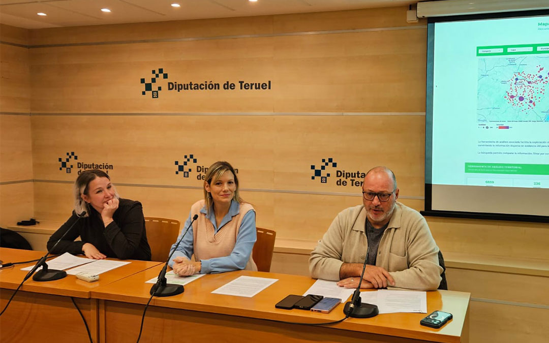 Sara Anés, Beatriz Martín y Hugo Arquímedes durante la presentación. / DPT