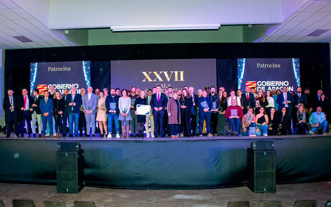Foto de familia de los galardonados en la gala del Deporte en Calanda./ Cesar Gracia