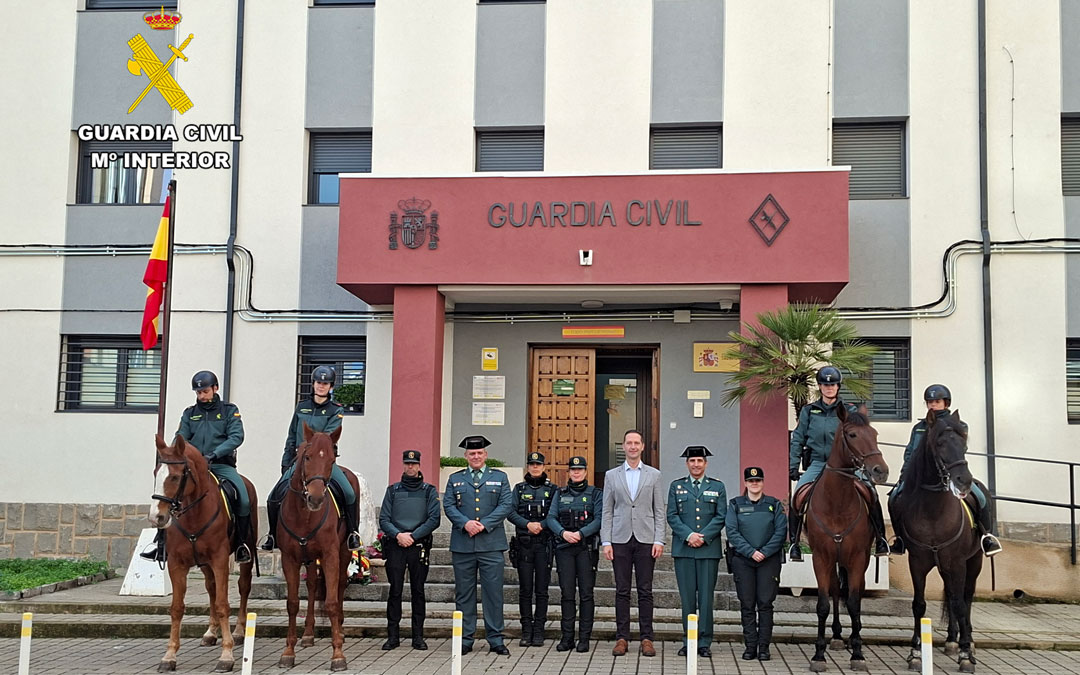 Los nuevos miembros junto a sus animales han sido recibidos en la comandancia de Alcañiz./ G.C.