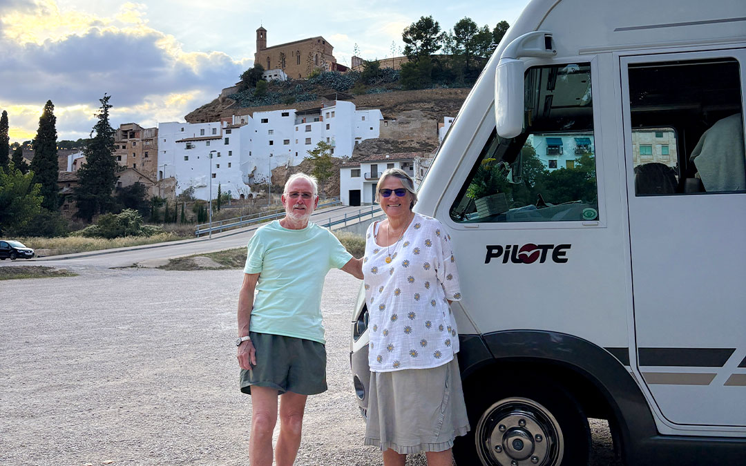 Dos turistas con su autocaravana en Albalate del Arzobispo./ La COMARCA