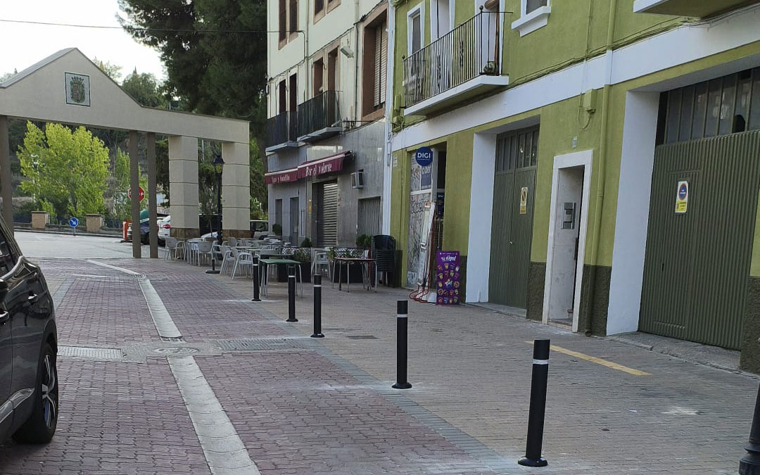 Colocación de bolardos para disuadir el aparcamiento en la avenida del Carmen. / EsHíjar