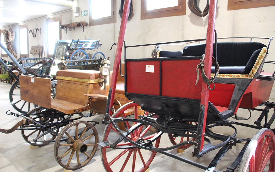 Detalle de la imponente sala etnográfica con carros y calesas de todo tipo, también de paseo y campo. / B. Severino