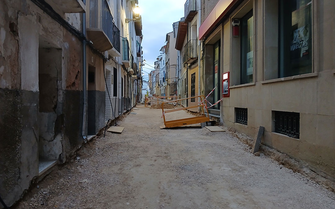 Obras en la calle San Blas de Híjar para terminar de sanear toda la arteria principal en una renovación completa. / EsHíjar