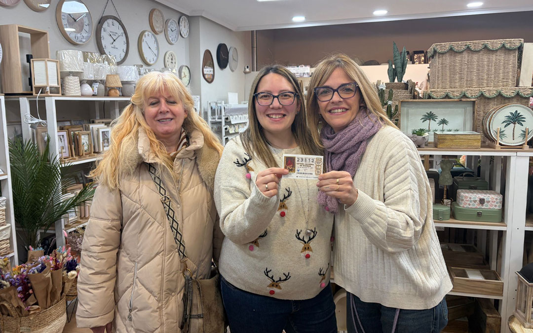 Celebrando en Home Alcañiz con sus dos propietarias y una clienta. / A.Z