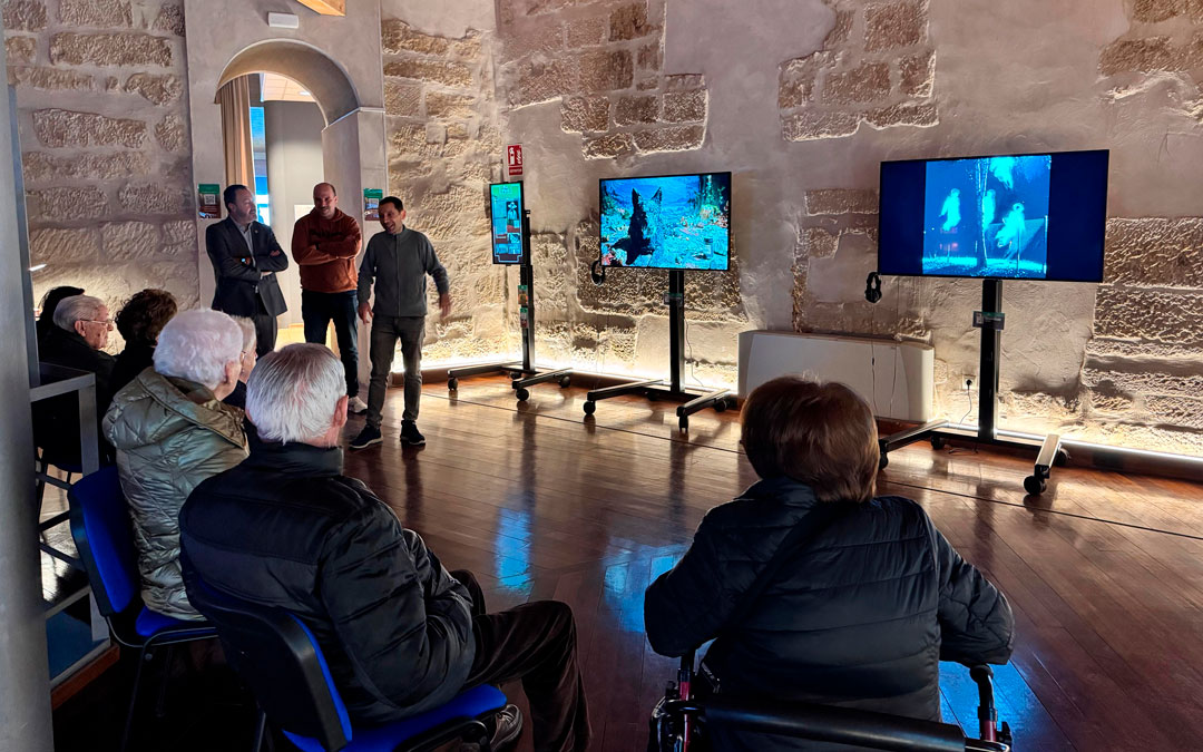 Primera visita a la nueva exposición con los usuarios del centro de día./ AYTO ALCAÑIZ