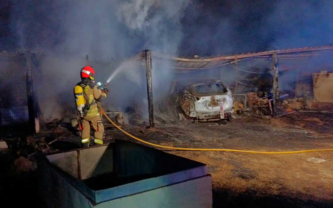 Incendio de material agrícola en un masico de Alcañiz / Bomberos DPT