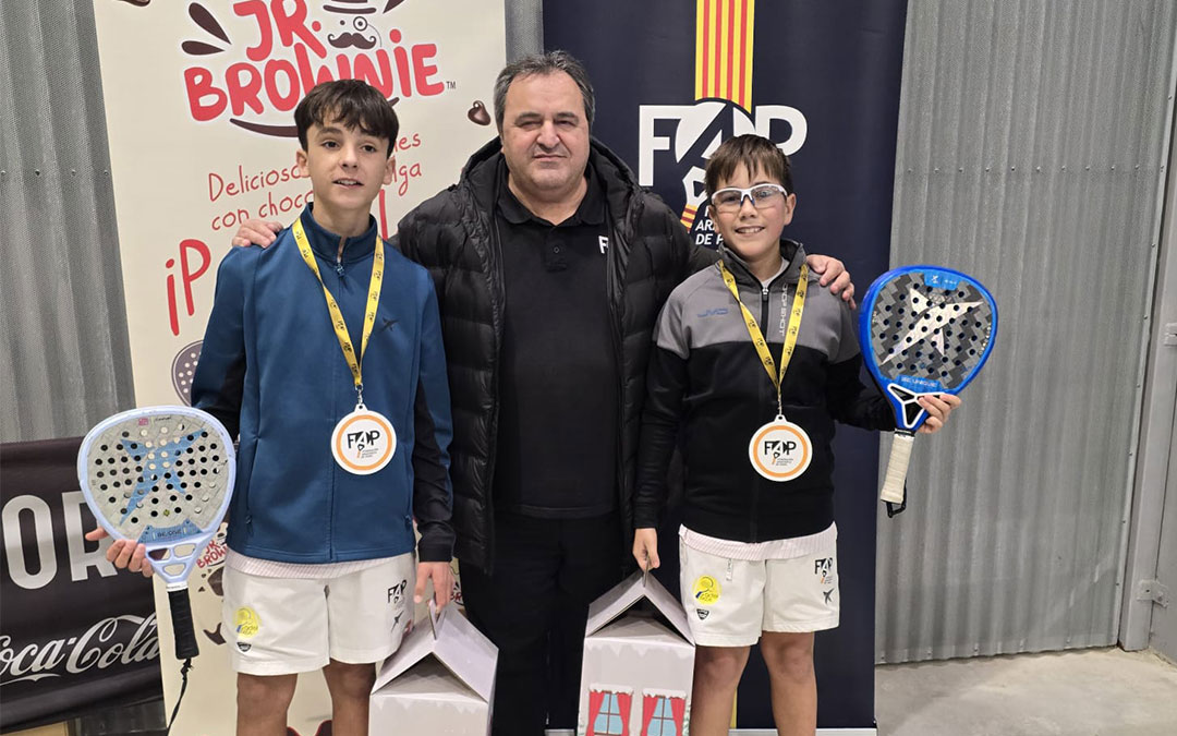 Jorge Salafranca y Pablo Martínez, junto con el el presidente de la Federación Aragonesa De Pádel, Miguel Ángel Herranza, en la entrega de trofeos./ S.S.