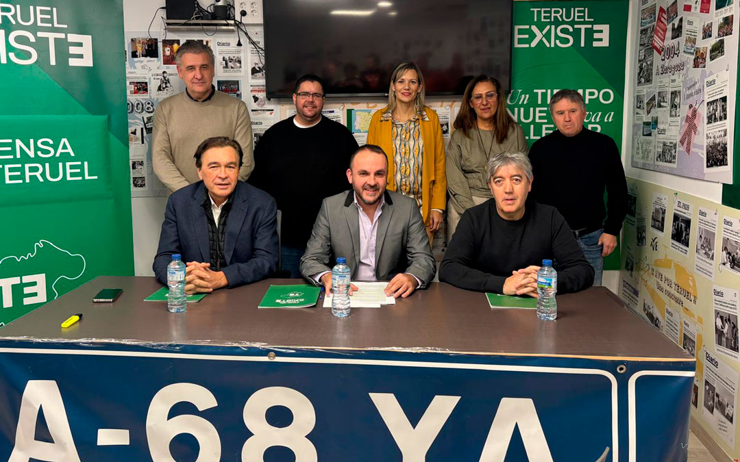 Jorge Santafé ha estado acompañado de varios cargos del partido./ M.M.R