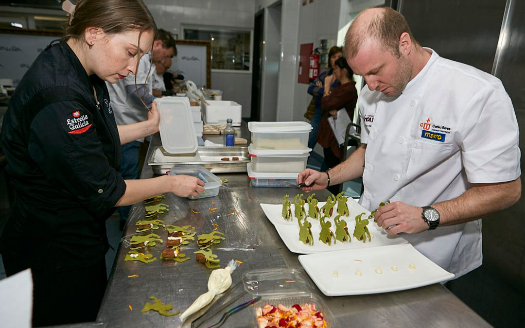 Rubén Martín, junto a su equipo, ultimando el montaje del bocado de joteros antes de colocarlo sobre el plato./ Concurso de Tapas de Zaragoza y Provincia