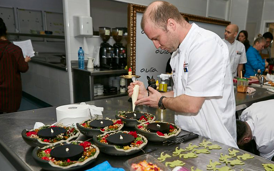 Colocando la mousse de queso en el plato./ Concurso de Tapas de Zaragoza y Provincia