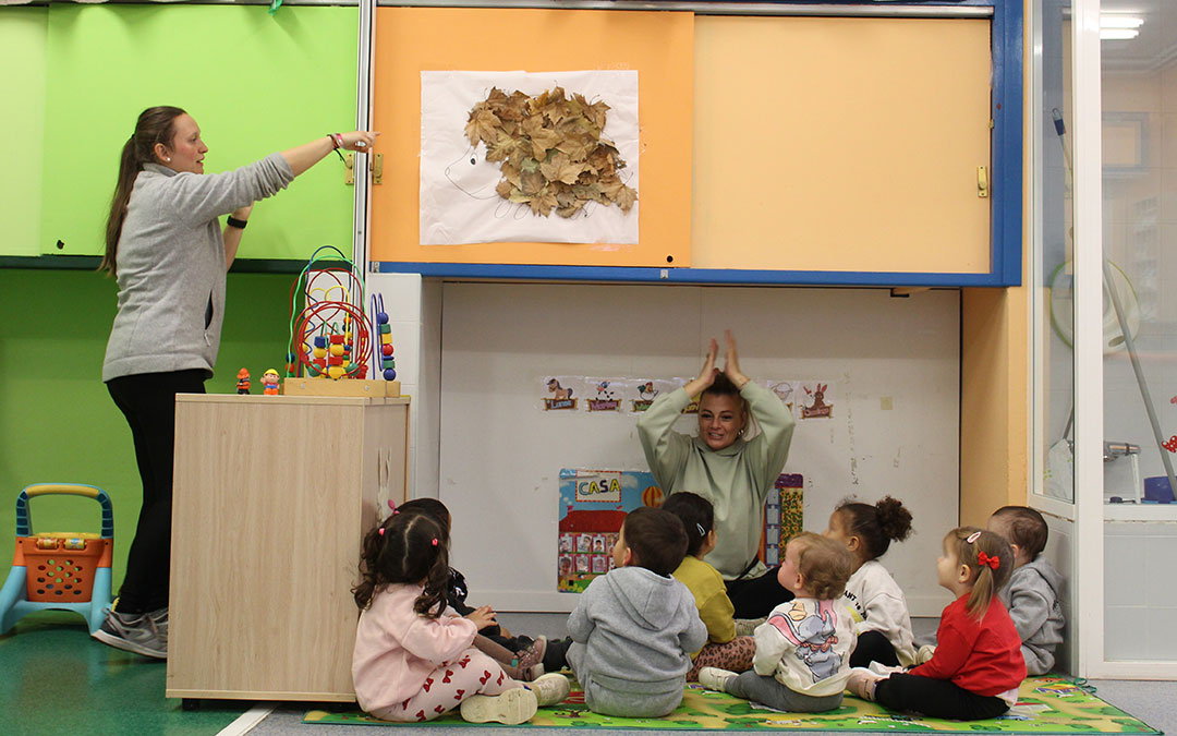 Isabel Trallero (de pie) e Isa Gómez, en plena actividad con algunos de los primeros niños en llegar a primera hora. / B. Severino
