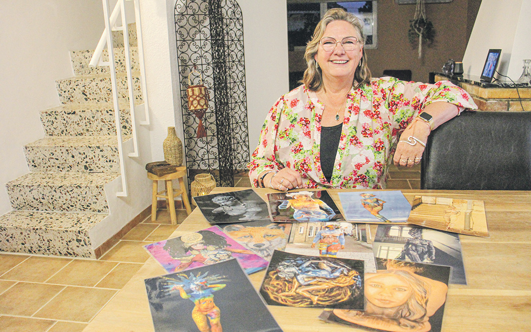 Leonora Roemer esta semana en su casa de Caspe, en cuyas paredes ha dejado su arte./ Archivo personal