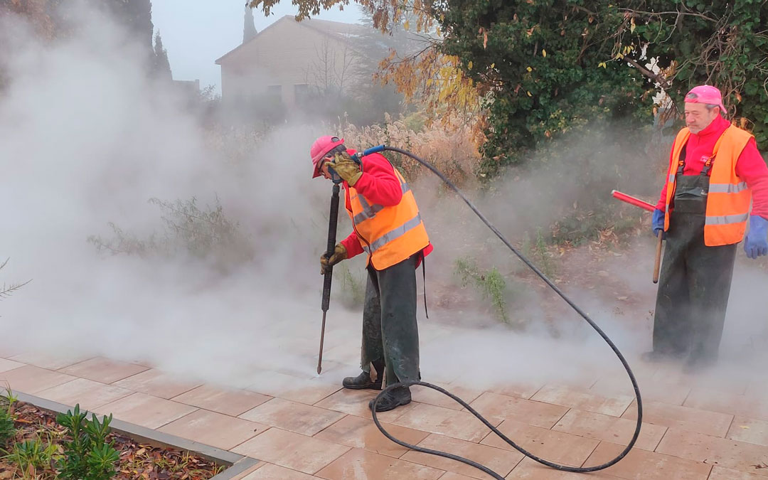 Trabajos de limpieza a presión para retirar las pintadas./AYTO ALCAÑIZ
