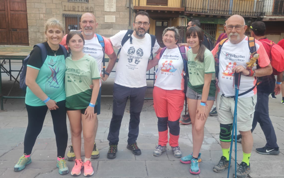 Lucía Beltrán (segunda por la derecha) junto a varios compañeros y campeones de la Liga Ibérica en sus categorías entre los que se destacan a María Antonia Sesma, Joaquín Bordonaba y Roberto Iglesias / L.B.