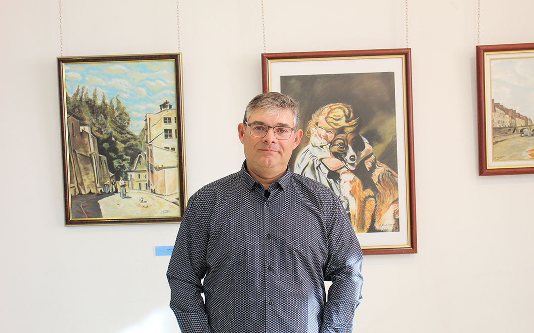 Antonio Barberán delante de unos cuadros pastel que expuso el 6 y 7 en la muestra colectiva con más artistas de Maella. / B. Severino