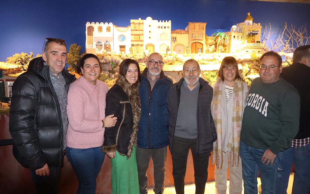 El grupo Belenistas de Maella encargados de elaborarlo con Carlos Andreu en el centro. / A.Z