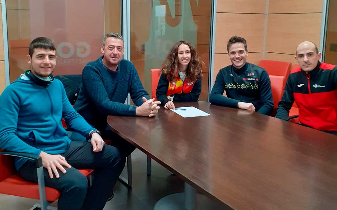 El presidente del Maestrazgo, Fernando Safont, con miembros del nuevo club / C. Maestrazgo