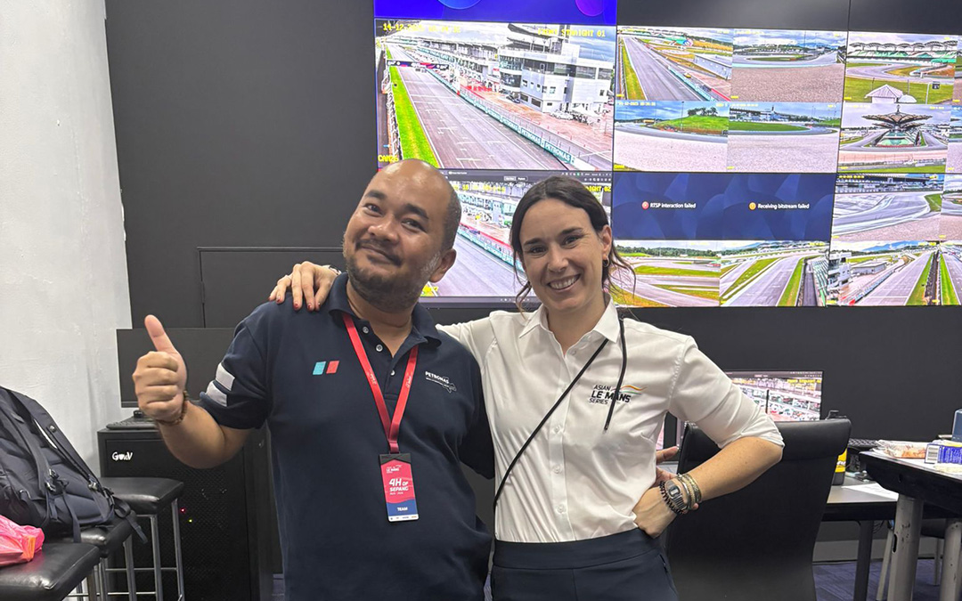 Yaiza Bonet y su compañero Hanafin, del Race Control de Sepang./Yaiza Bonet