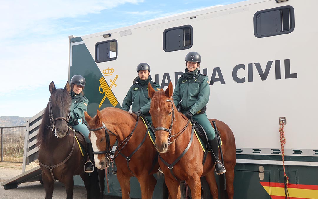 Grupo de Caballería de la Guardia Civil en Mas de las Matas el viernes. / A.Z