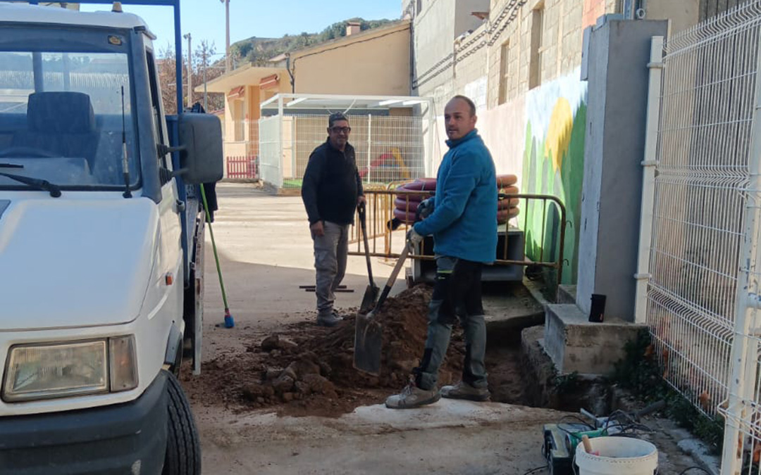 Obras para la instalación del contador eléctrico independiente en el bar de las piscinas./Rosa Orona