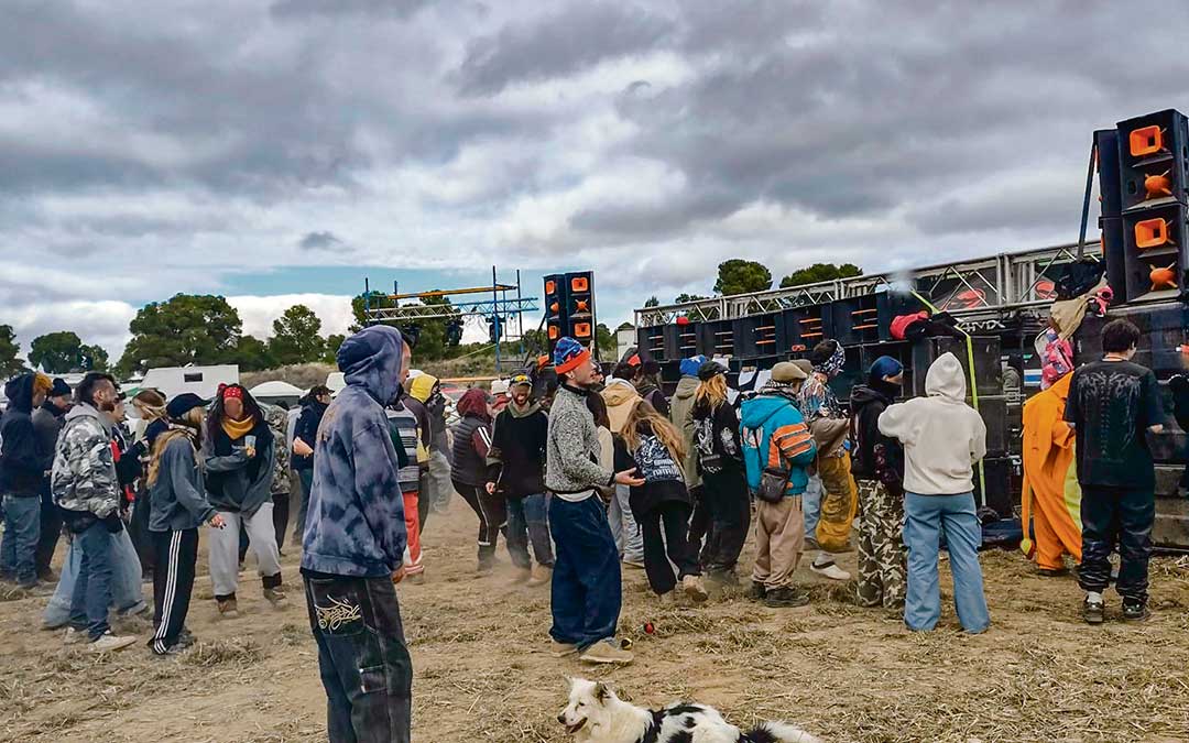 Participantes en la rave ilegal de Mazaleón./ L.C.