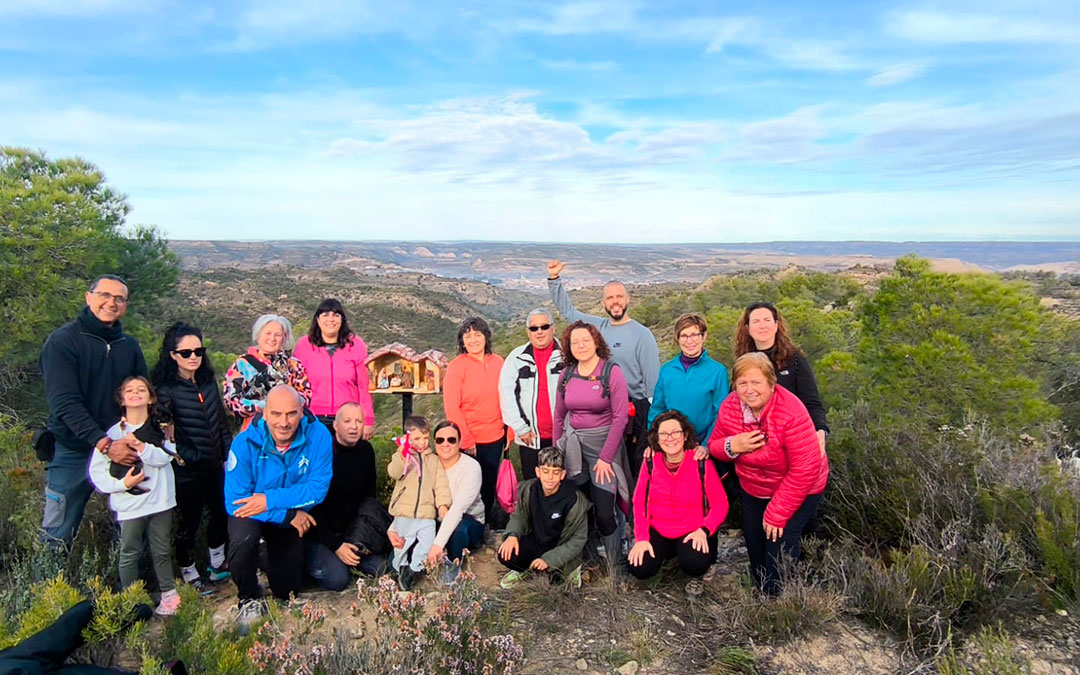 Foto de familia después de colocar el noveno Belén Montañero de Nonaspe. / Casa Rural Cal Antoniet