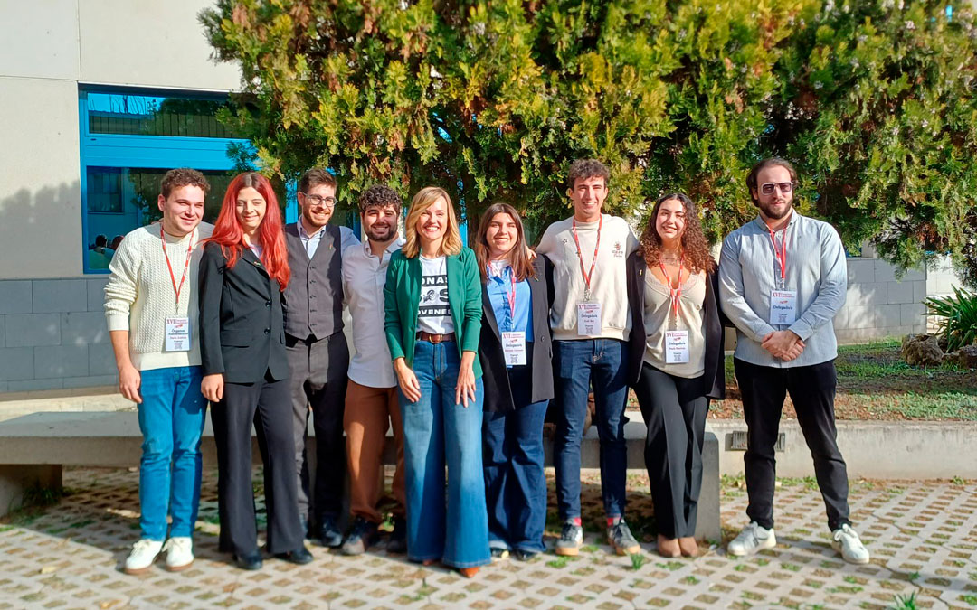 Imagen de familias de los miembros de la nueva ejecutiva junto a Pilar Alegría./ PSOE