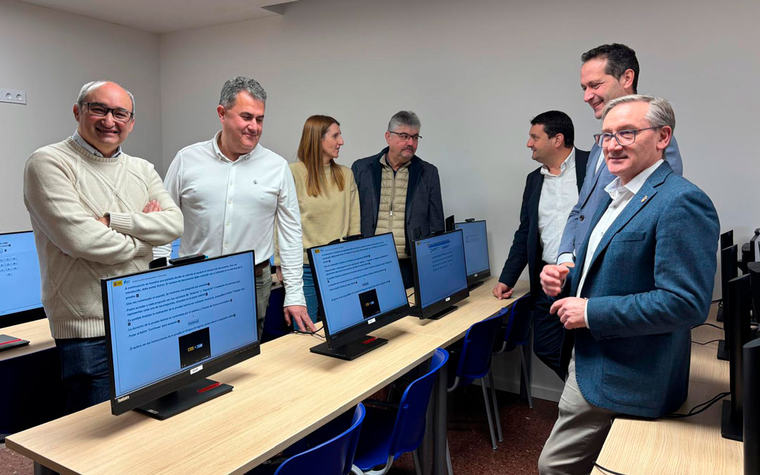 De izquierda a derecha: Javier Baigorri, concejal del Ayuntamiento de Alcañiz; Eduardo Orrios, concejal de Nuevas Tecnologías del Ayuntamiento de Alcañiz; Anabel Fernández, concejal de Educación Ayuntamiento de Alcañiz; José Miguel Celma, presidente de la Comarca del Bajo Aragón; Miguel Ángel Estevan, alcalde de Alcañiz; Enrique Gómez, subdelegado del Gobierno en Teruel y Joaquín Juste, presidente de la Diputación de Teruel./ M.M.R.